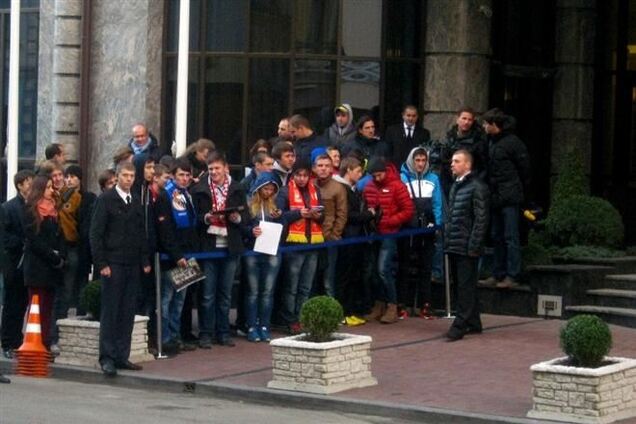 Сборную Франции встречали в Киеве криками 'Слава Україні!'