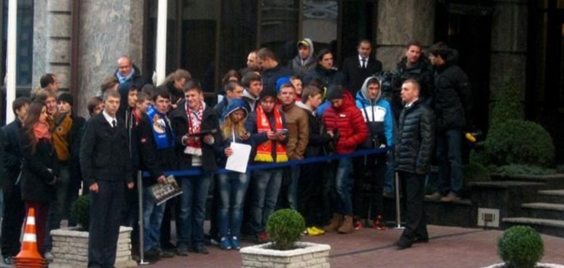 Сборную Франции встречали в Киеве криками 'Слава Україні!'