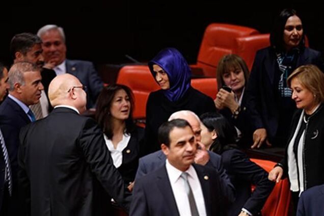 Женщинам в парламенте Турции разрешили носить брюки