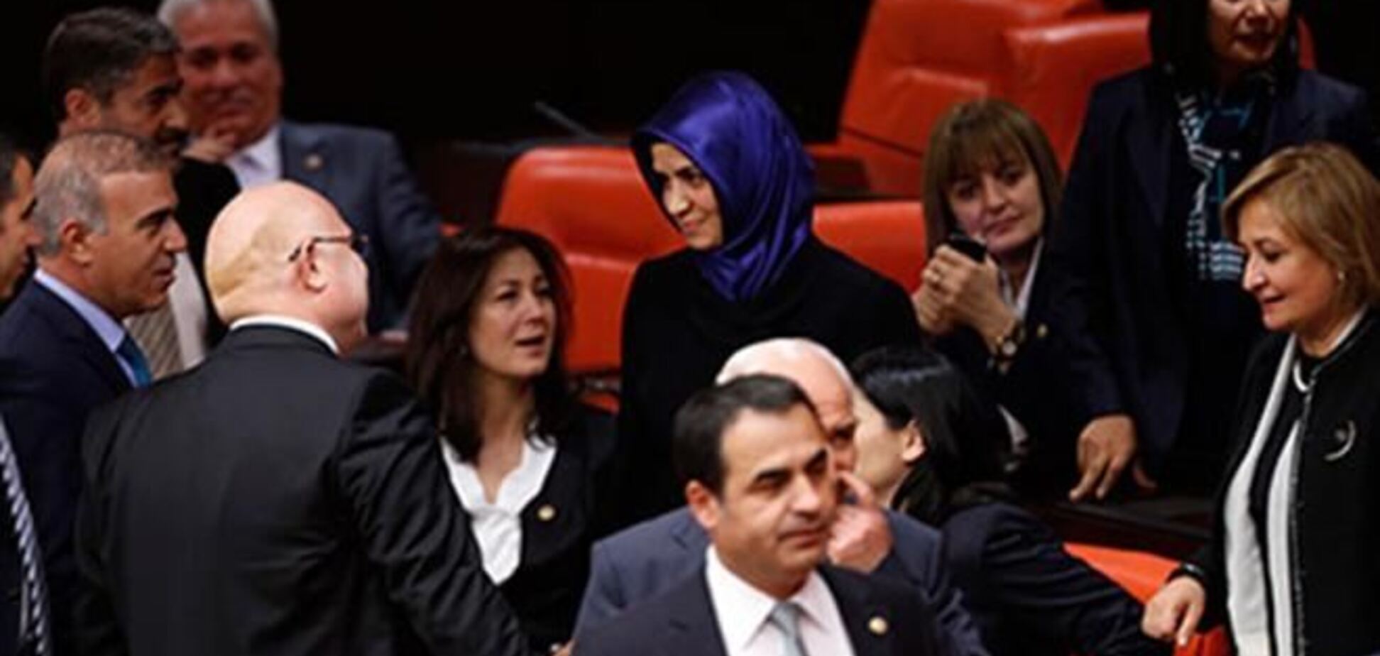 Женщинам в парламенте Турции разрешили носить брюки