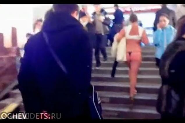 Голая девушка потрясла пассажиров московского метро 