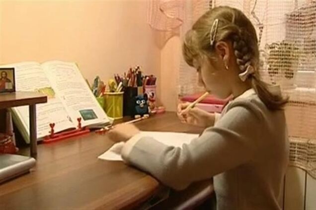 'Кусачая' учительница с Закарпатья угрожала девочке и предлагала деньги ее родителям