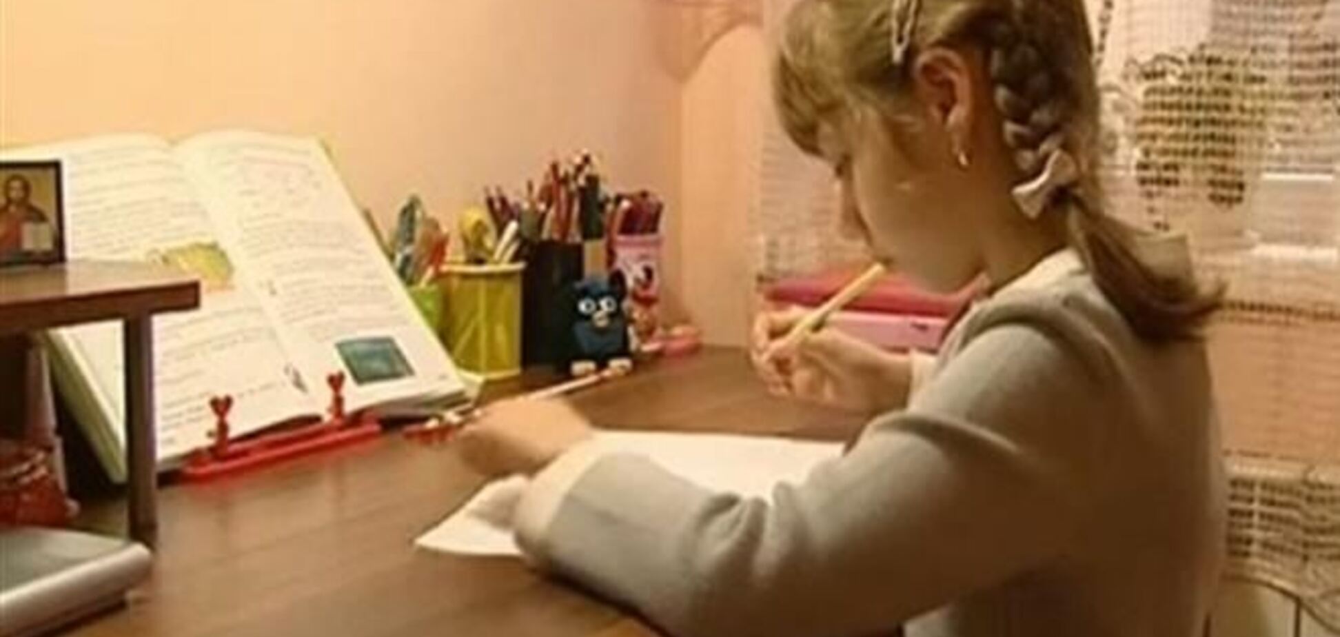 'Кусачая' учительница с Закарпатья угрожала девочке и предлагала деньги ее родителям