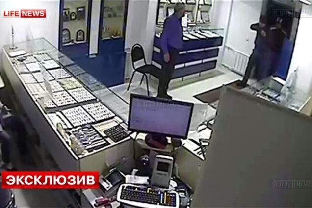 Охранник ювелирного прозевал ограбление, играя в Angry Birds