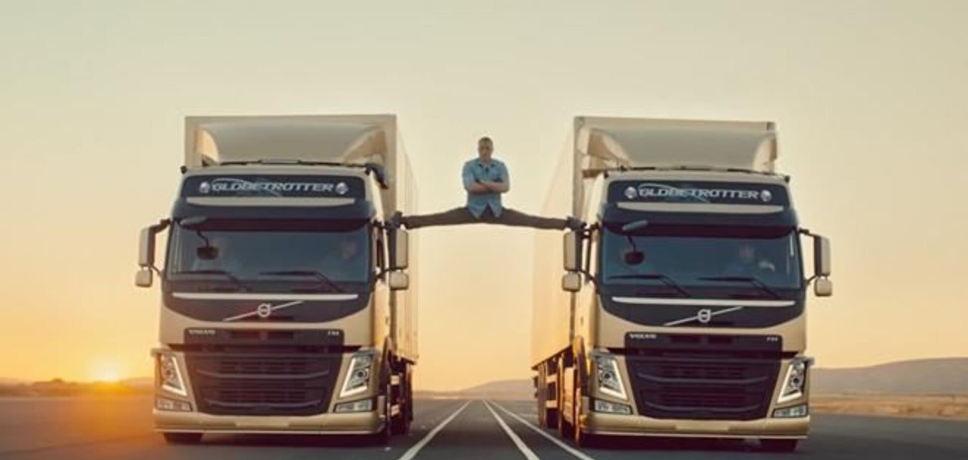 Жан-Клод Ван Дамм сел на шпагат на два едущих грузовика