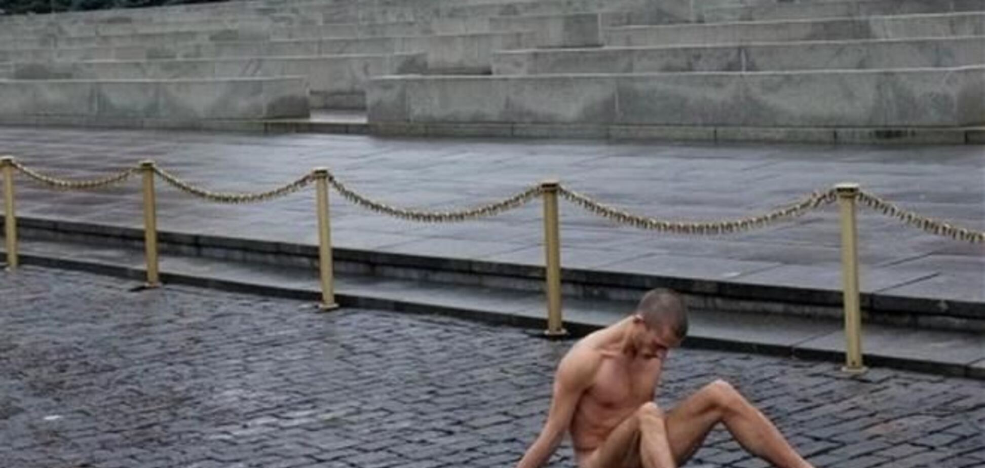 На художника, прибившего гениталии на Красной площади, завели дело