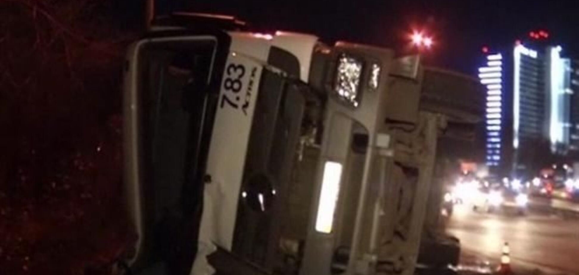 В столице перевернулась фура с бетонными плитами