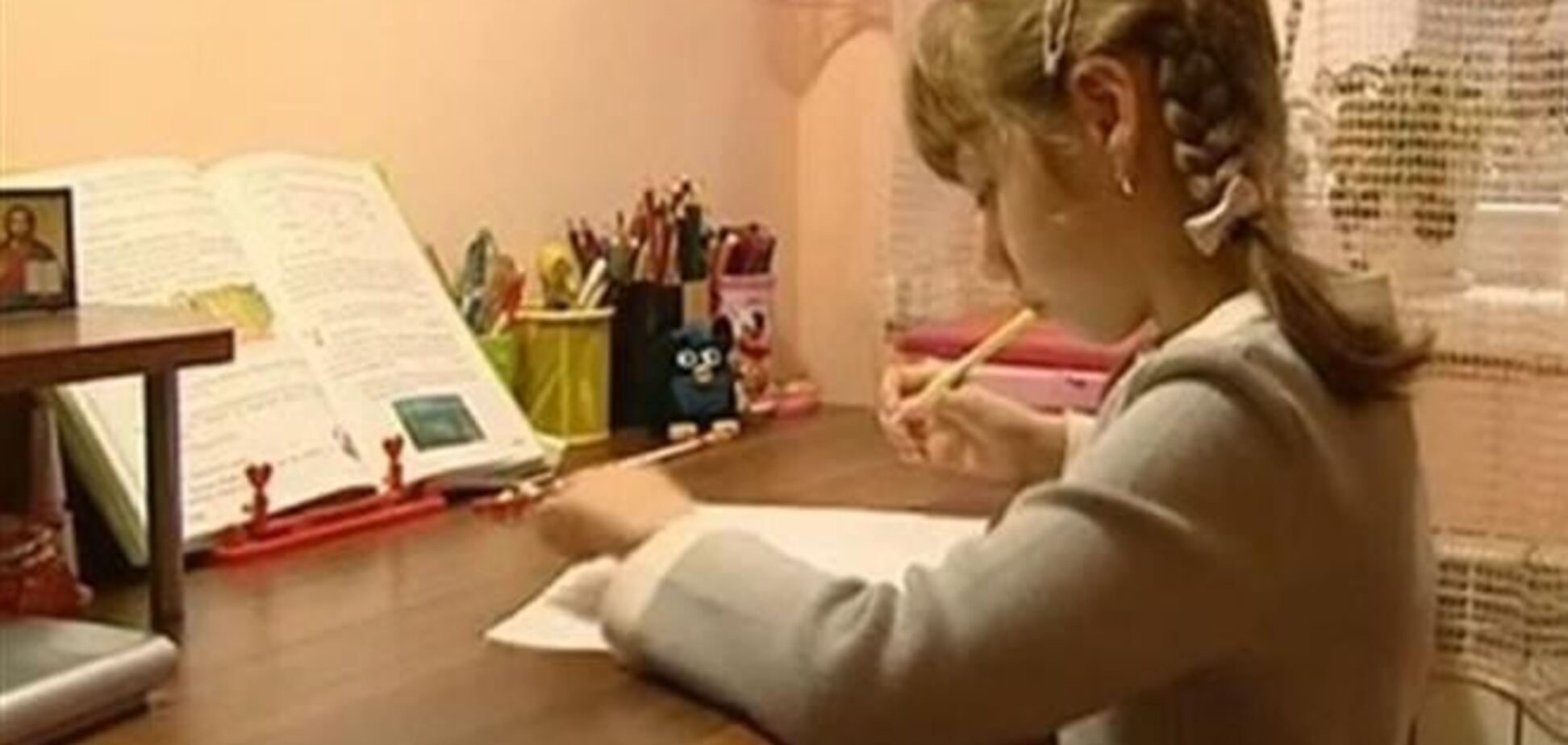 Дочь 'кусачей' учительницы отрицает обвинения в адрес матери
