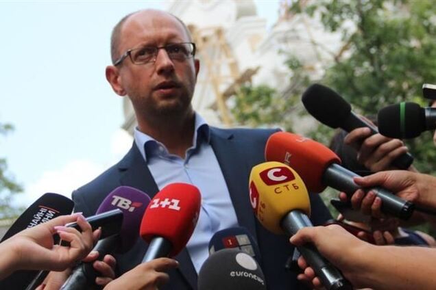 Яценюк жалуется, что оппозицию не пускают к больной Тимошенко