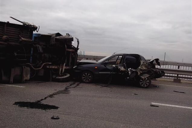 На Дарницком мосту перевернулся грузовик