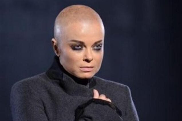 Королева показала клип, в котором стала лысой