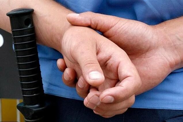 На Дніпропетровщині місцевий житель, напавши на міліціонера, зламав йому руку