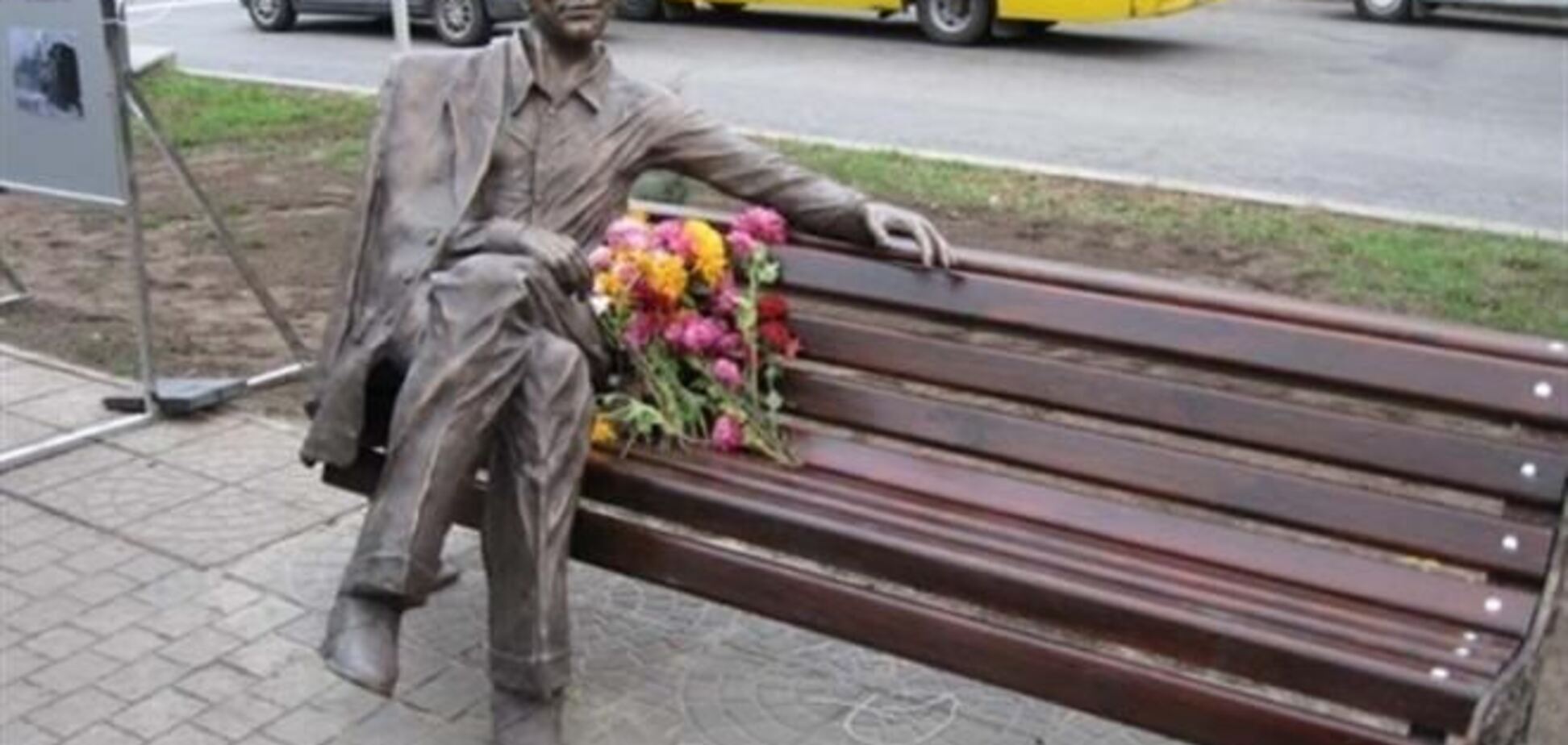 В Запорожье появился памятник герою фильма 'Весна на Заречной улице'
