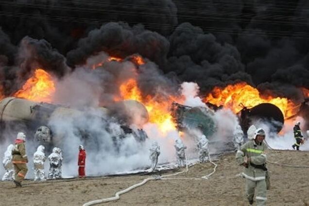 Десять нефтяных цистерн сгорели в Казахстане из-за ДТП