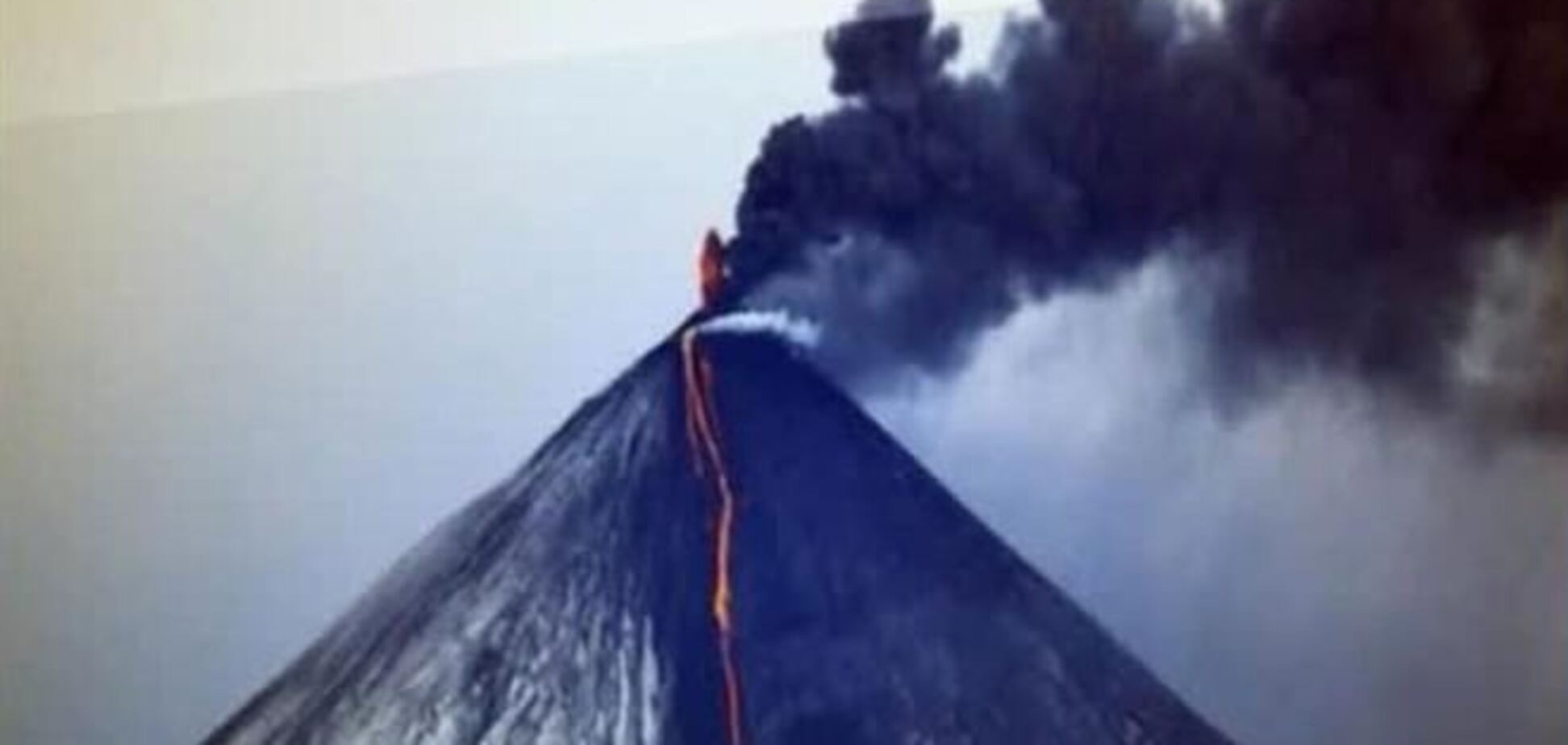 На Камчатці вивергаються одразу три вулкани