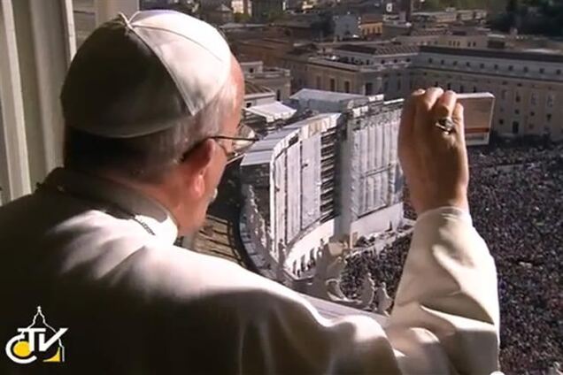 Папа Франциск раздал десяткам тысяч людей новое 'лекарство'