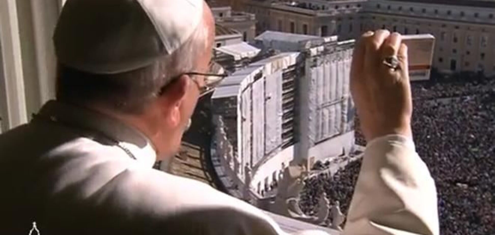 Папа Франциск раздал десяткам тысяч людей новое 'лекарство'