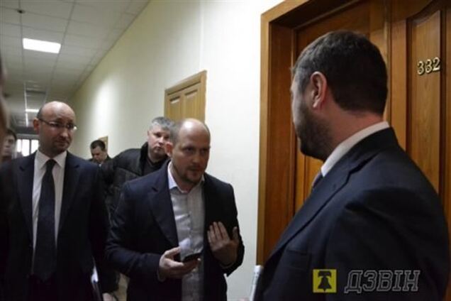 Черкасский губернатор спрятался с 'поющим ректором' от оппозиционеров