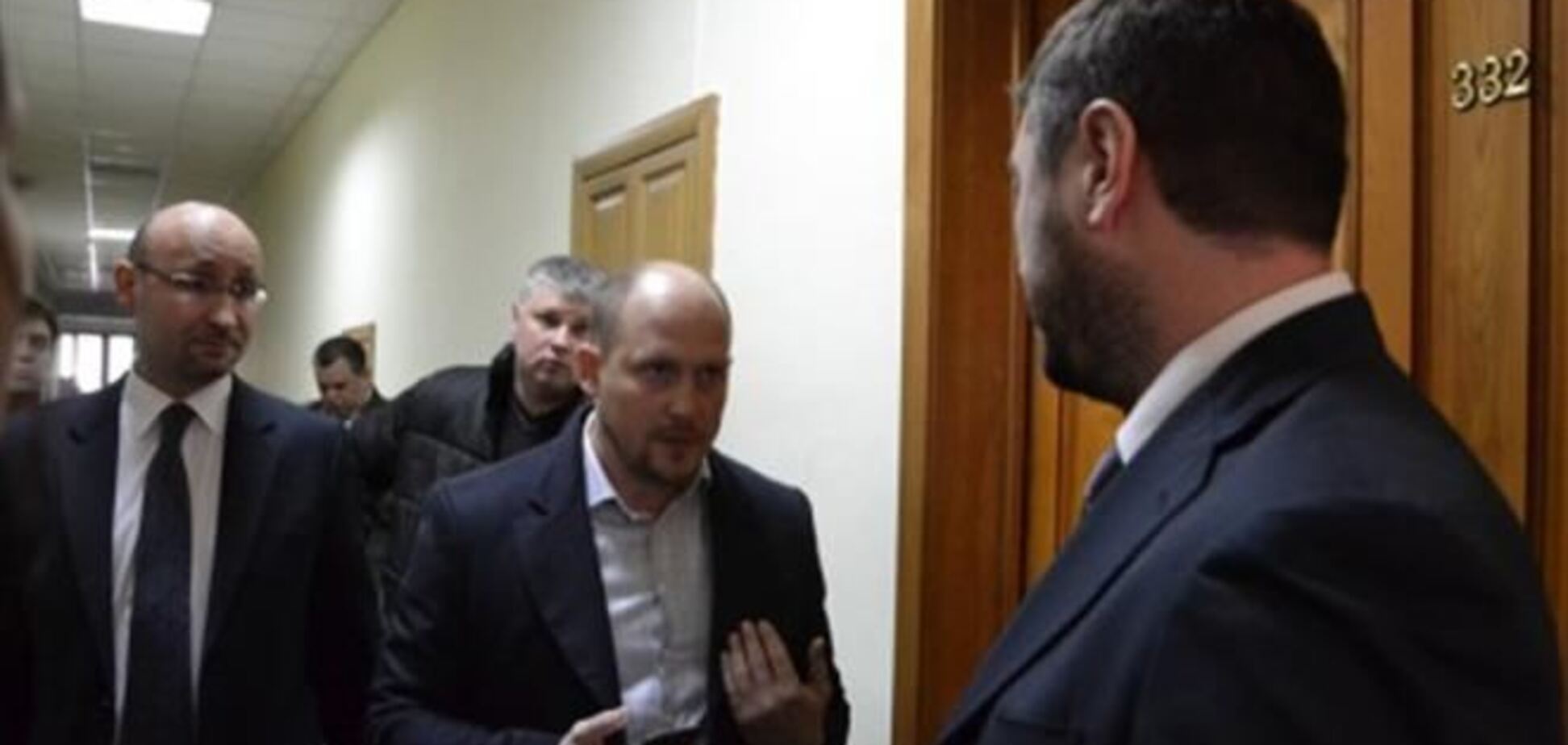 Черкасский губернатор спрятался с 'поющим ректором' от оппозиционеров