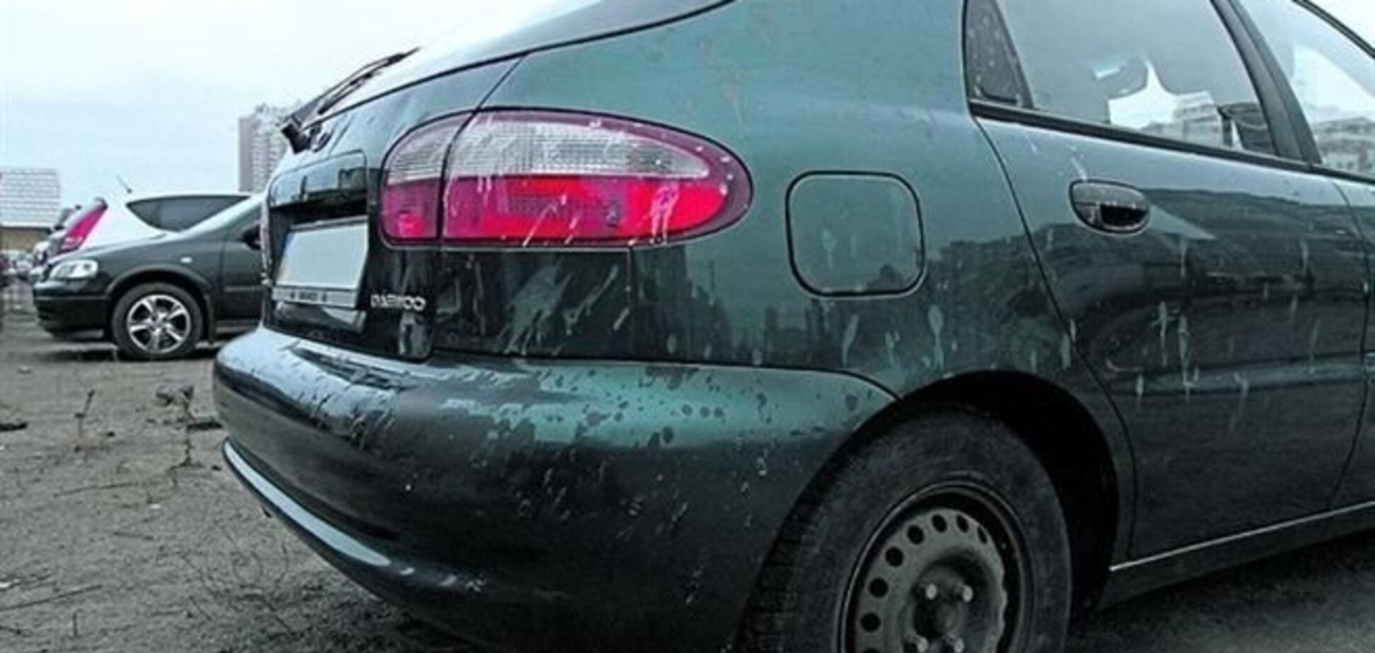 Кислотное ЧП в Киеве: на стоянке облили иномарки