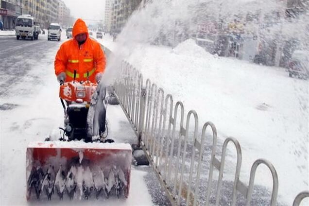 Снігопад у Китаї: транспорт паралізований, не працюють школи