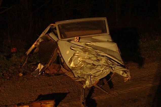 На Винниччине милиционеры сутки вытаскивали 'Москвич' из-под грузовика