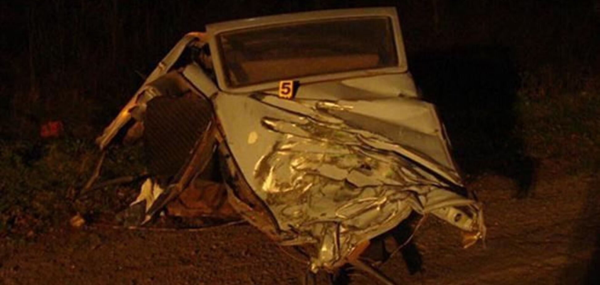 На Винниччине милиционеры сутки вытаскивали 'Москвич' из-под грузовика