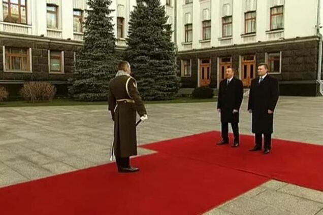 На зустрічі Януковича і Алієва стався конфуз