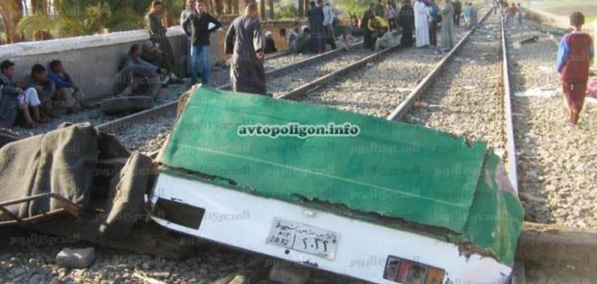 Поезд протаранил автомобили на переезде в Египте: 24 жертвы