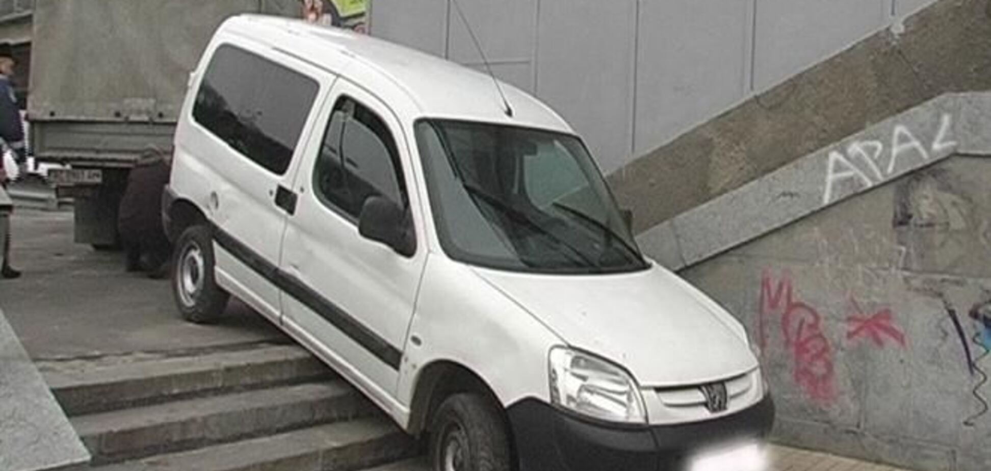 В Киеве иномарка едва не заехала в Днепр