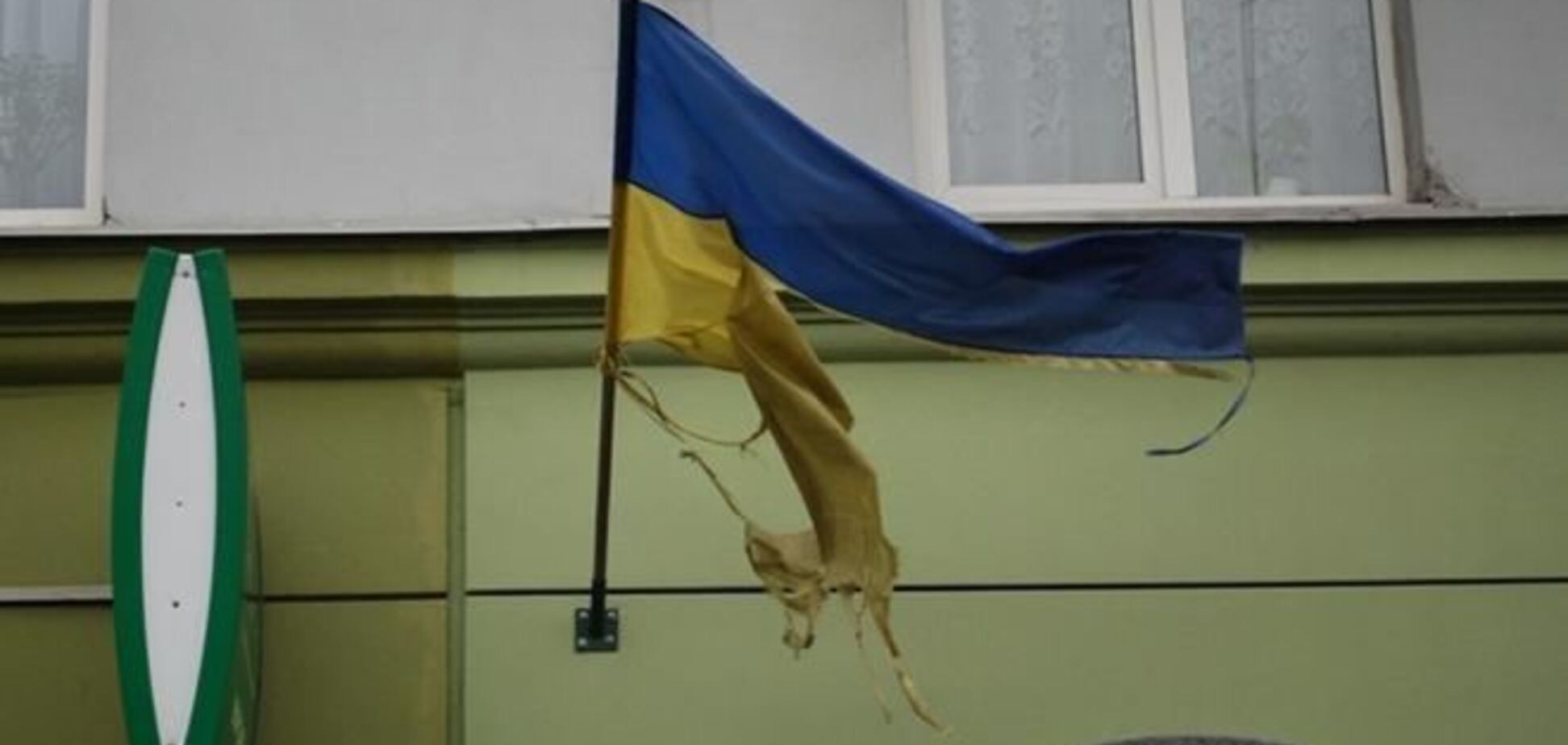 В Умані невідомі порізали на шматки прапор України