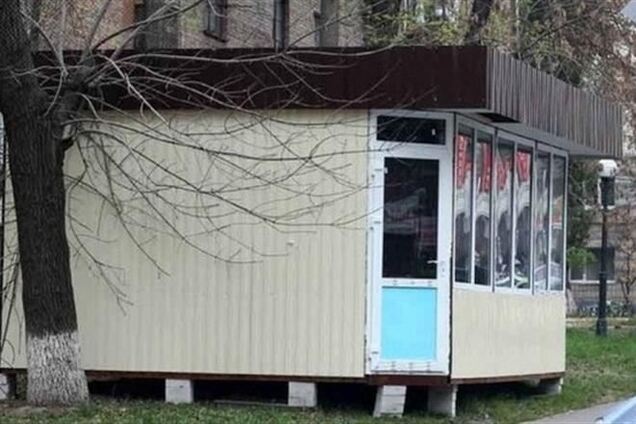 Жители Голосеевского района жалуются на опасный киоск