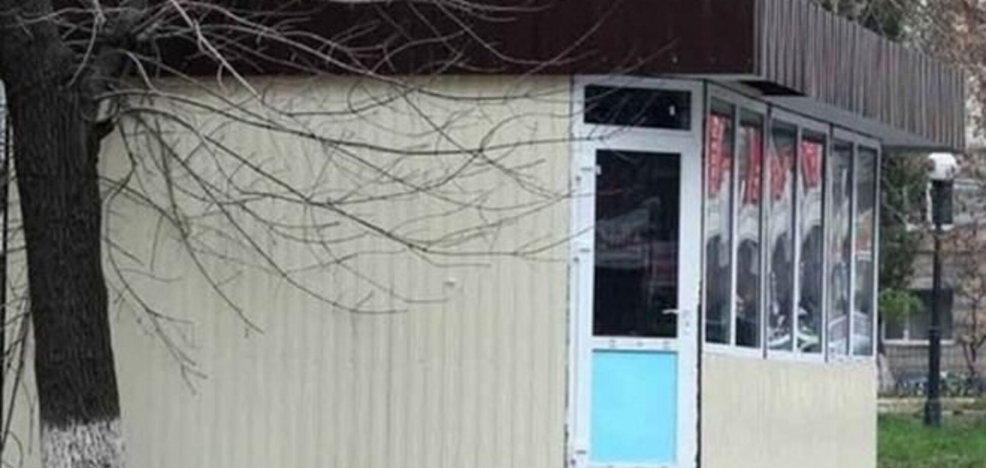 Жители Голосеевского района жалуются на опасный киоск