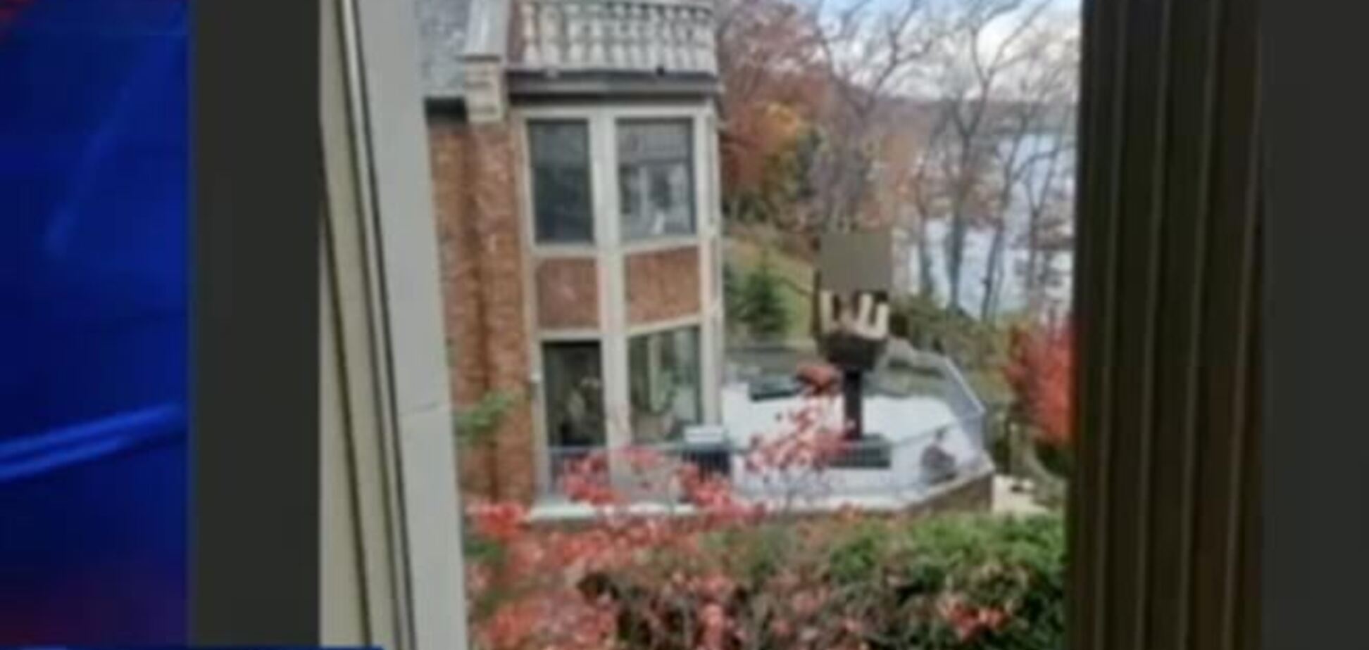 Обманутый муж установил напротив дома изменчивой жены статую в виде среднего пальца