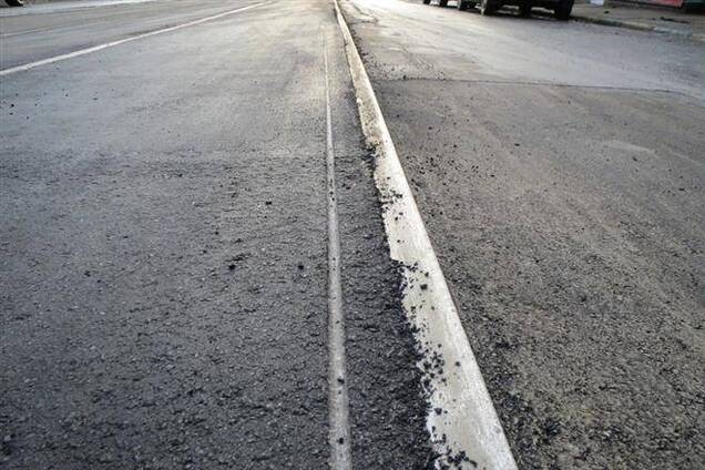 Курьезное ДТП в России: трамвайные рельсы закатали в асфальт