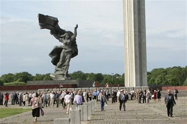 Латвійський міністр закликав перейменувати пам'ятник червоноармійцям в 'совковятнік'