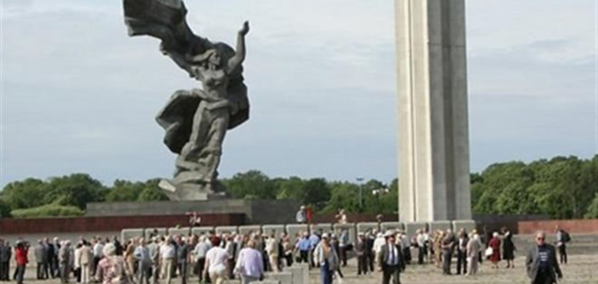 Латвийский министр призвал переименовать памятник красноармейцам в 'совковятник'