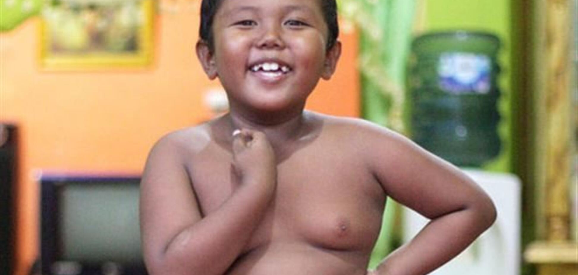 5-летний индонезийский курильщик 'пересел' на сгущенку