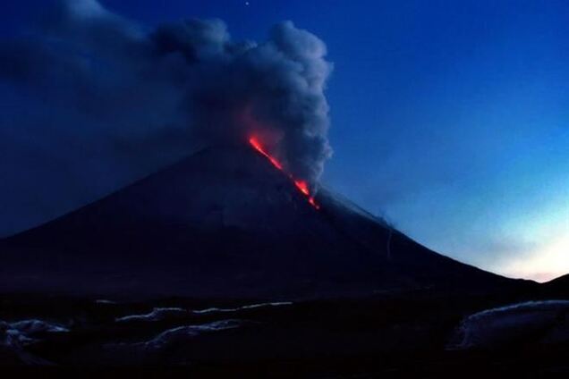 Вулкан на Камчатке выбросил столб пепла на высоту 11,5 км