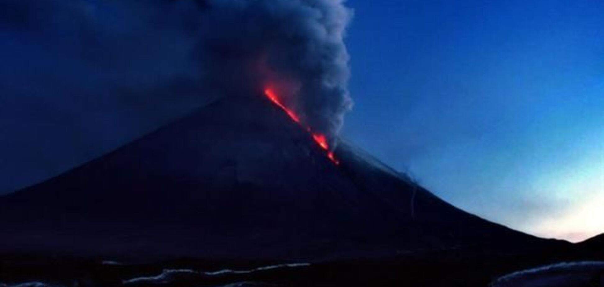 Вулкан на Камчатке выбросил столб пепла на высоту 11,5 км