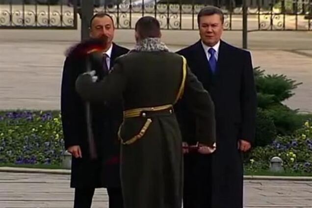 Уронившего фуражку перед Януковичем офицера нахваливают в Интернете