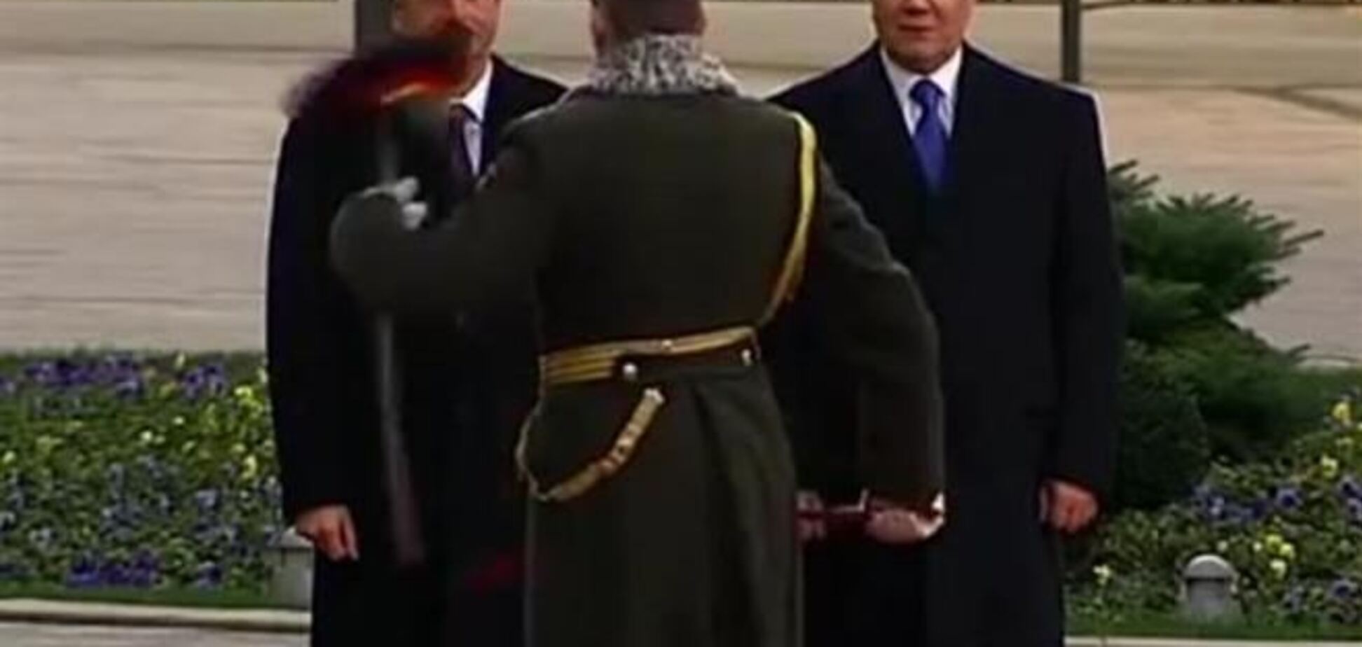 Уронившего фуражку перед Януковичем офицера нахваливают в Интернете