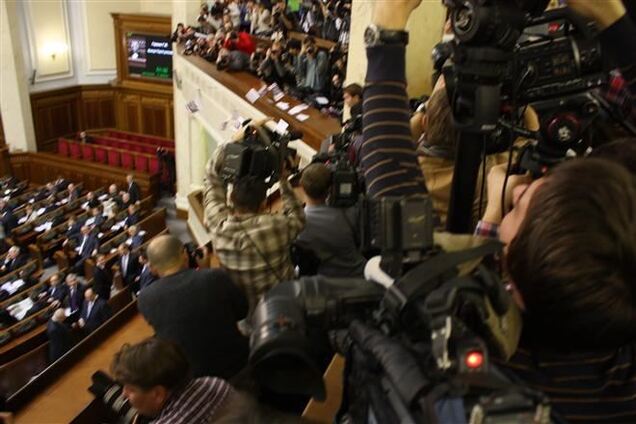 Помощник Ляшко разбрасывал в Раде листовки с криками 'Юле - волю!'