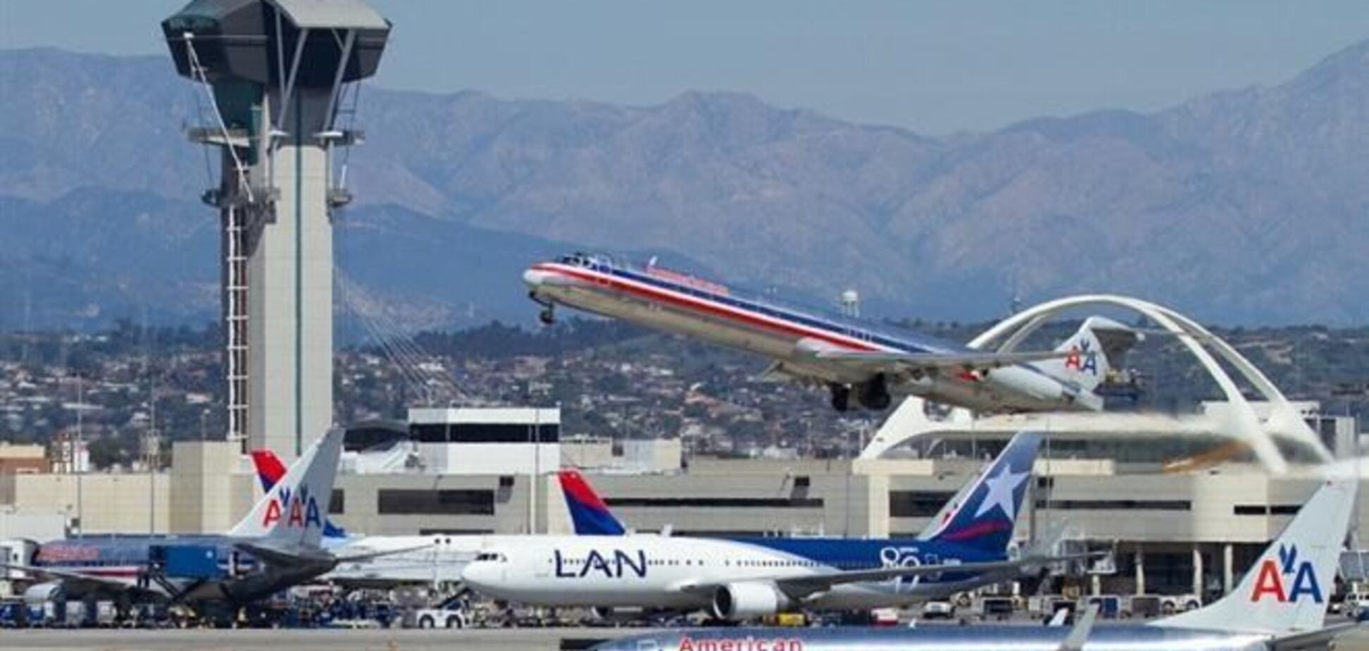 Аеропорт Лос-Анджелеса відновив роботу після перестрілки