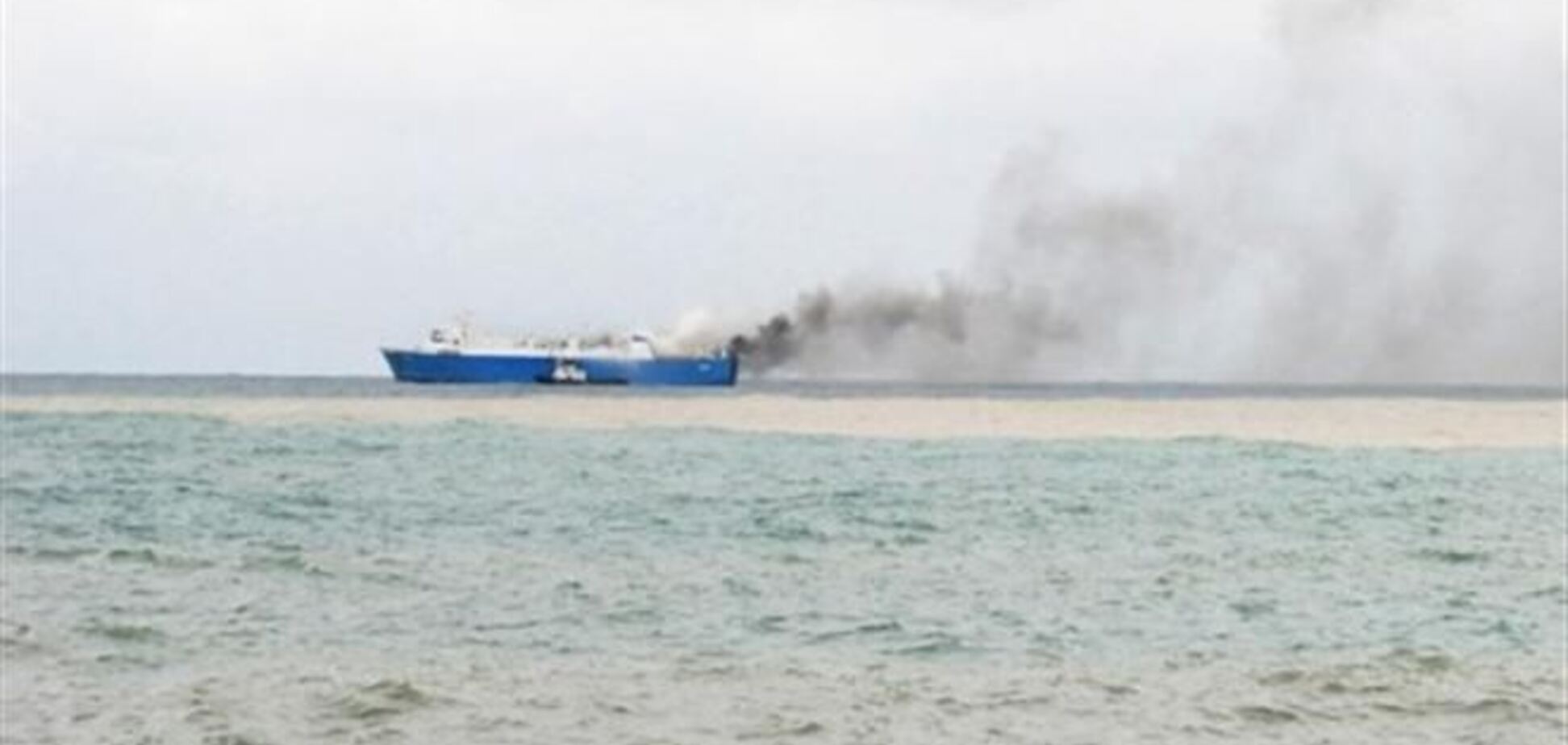 Экипаж горевшего в Черном море парома сам потушил пожар