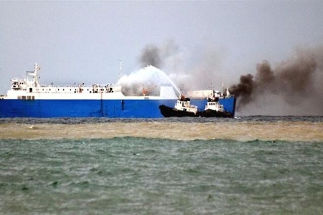 У берегов Севастополя горит паром с сотней человек на борту