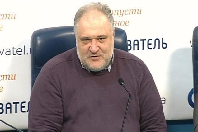 На головы депутатам из ложи прессы может упасть и что-то тяжелее, чем листовка — экс-депутат