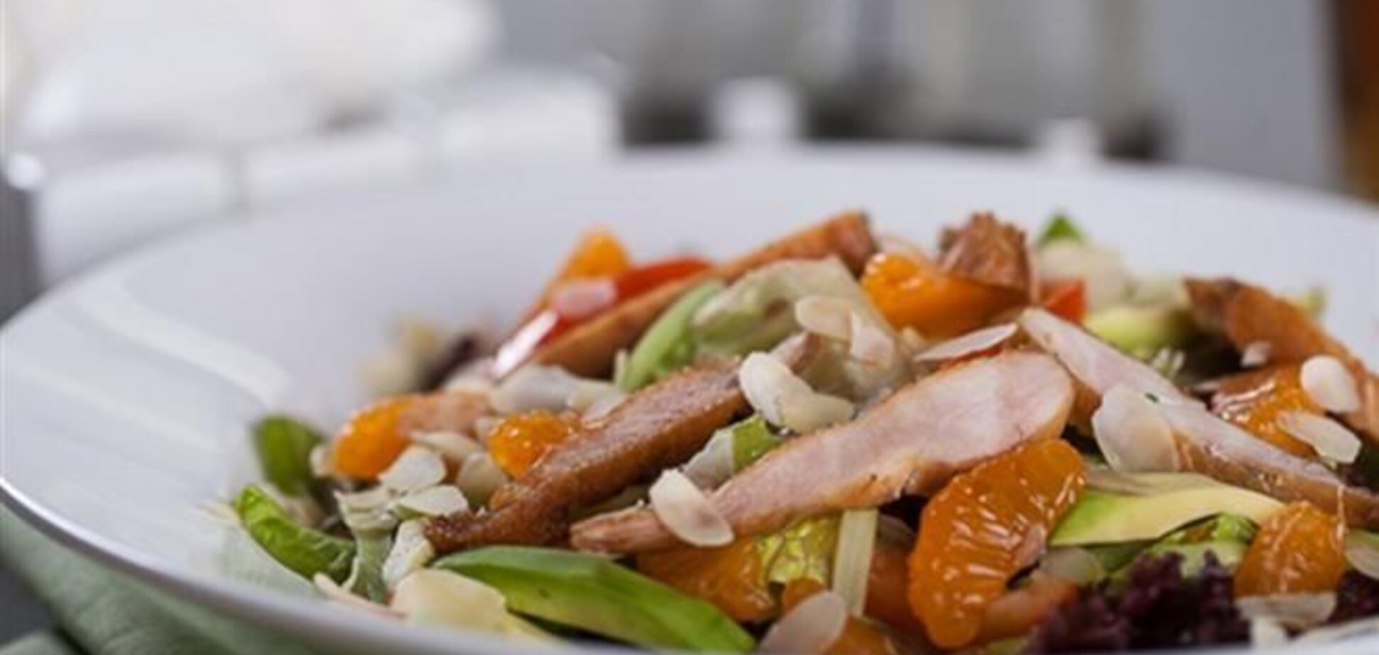 Новогодние блюда. Салат с салями и мандаринами