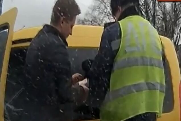 В Харькове гаишник дал взятку водителю