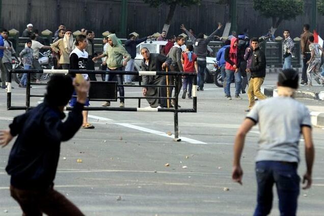Протестувальників в Каїрі поліція розганяла газом, стріляниною і бронемашинами